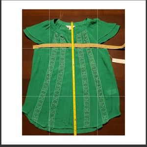 Counterparts blouse. Green embroidered lace overlay. Size small. Peasant. Summer